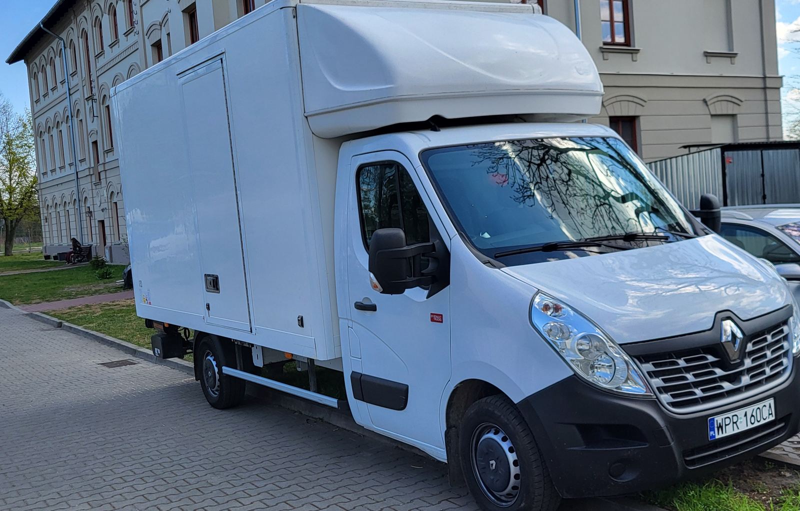 Bus podjeżdża pod samą klatkę — krótsza droga z meblami
