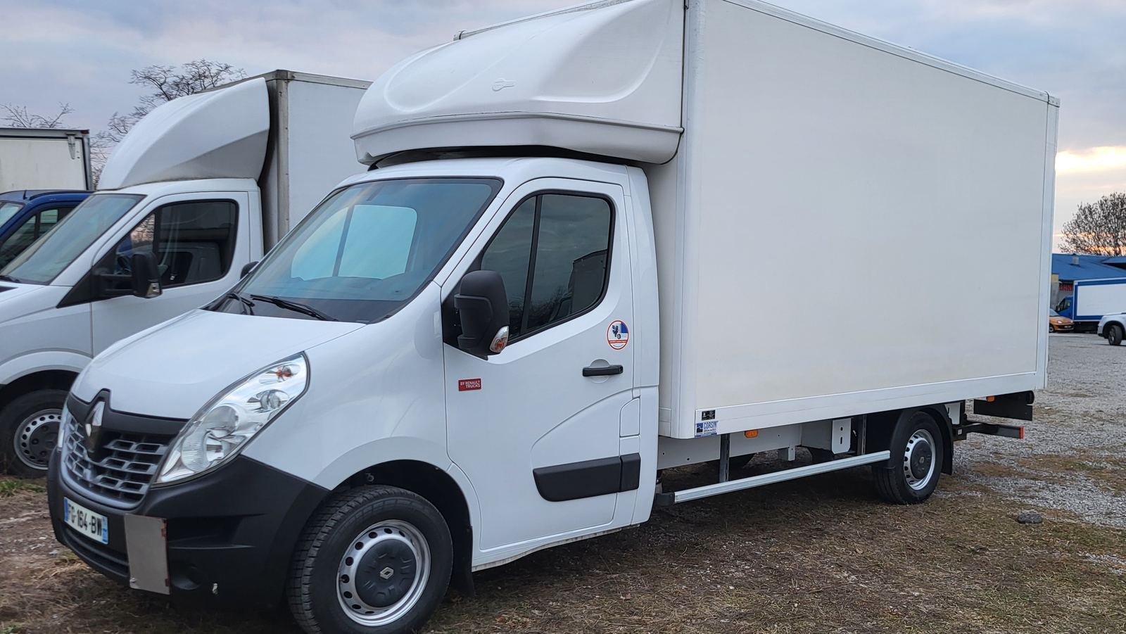 Renault Master z zabudową kontenerową