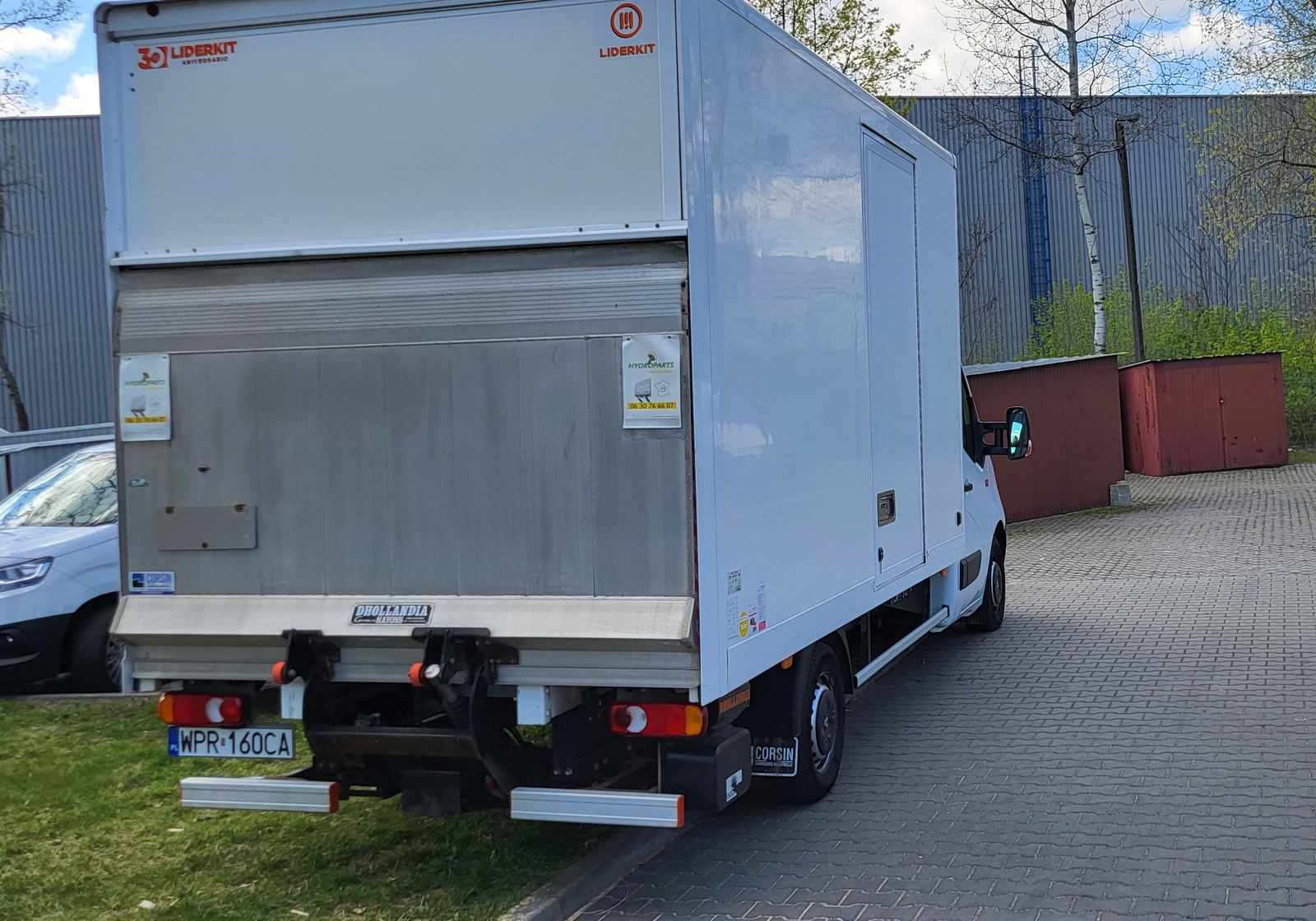 Winda hydrauliczna z tyłu busa — załadunek bez dźwigania